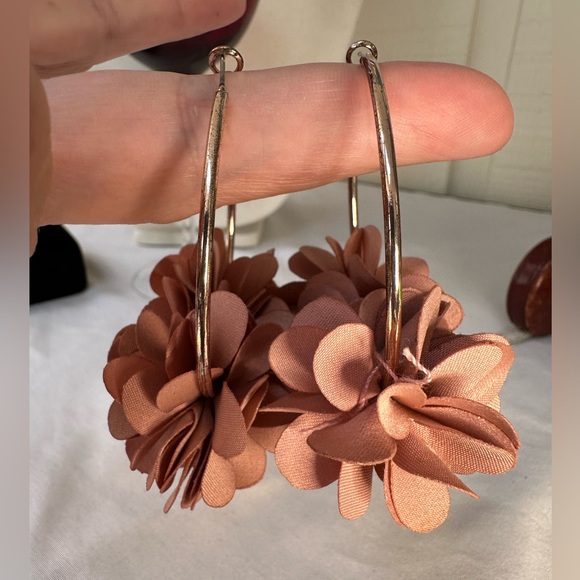 Large hoops with clusters of mauve fabric flowers - Picture 5 of 7